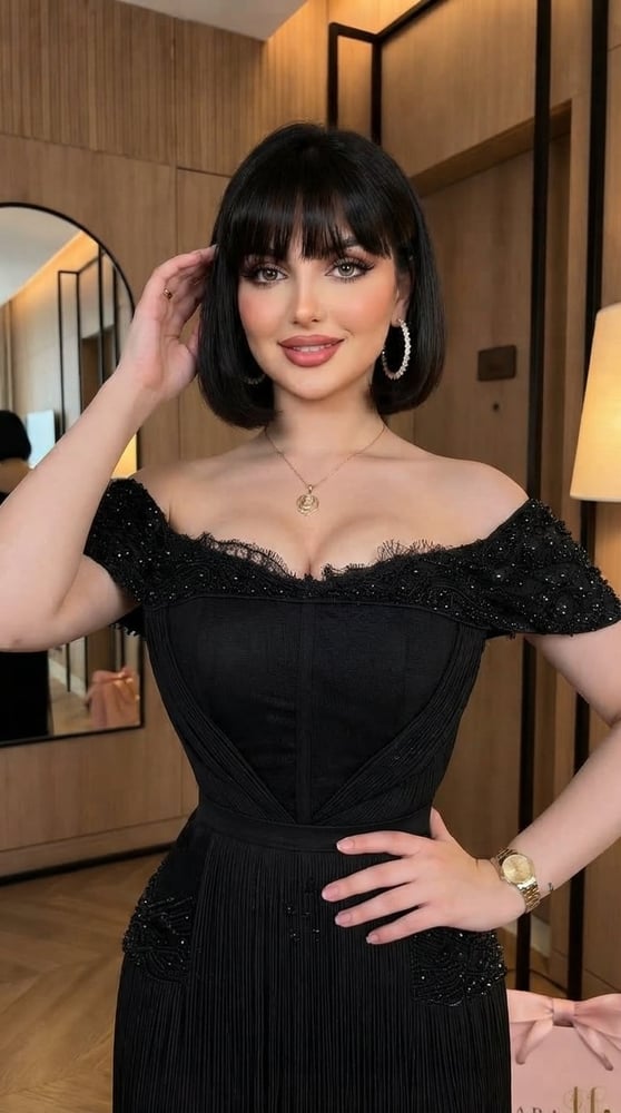 فستان سهرة أسود فاخر بتصميم كورسيه وهدب (شراشيب