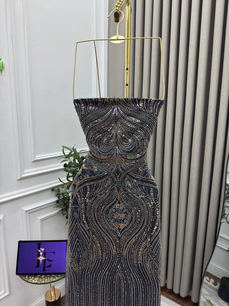 فستان سهرة رمادي فضي ضيق