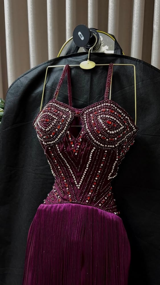 فستان سهرة طويل بلون عنابي (برغندي