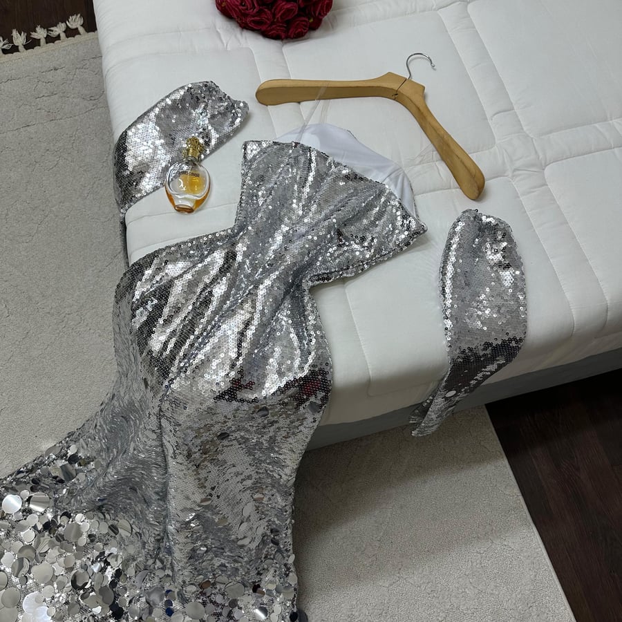 فستان سهره فضي براق مع أكمام