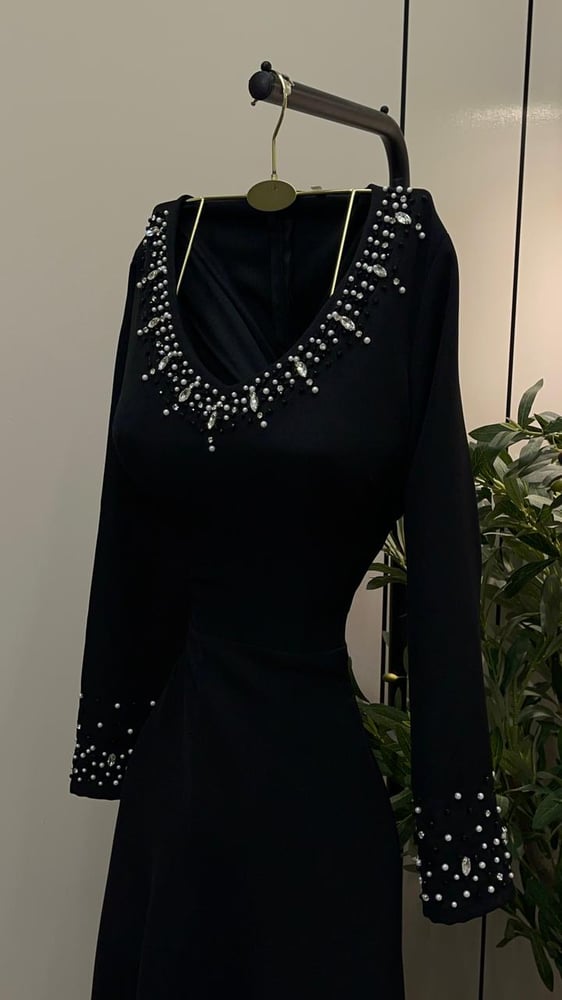 فستان سهرة أسود طويل بقصة كلوش واسعة