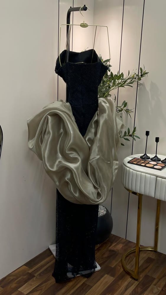 فستان سهرة أسود شبك أنيق مزين بفصوص زركون لامعة