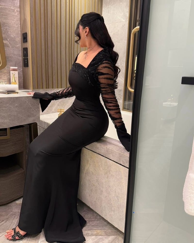 فستان سهرة أسود طويل بتصميم أنثوي أنيق