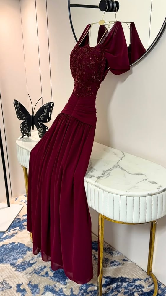 فستان سهرة طويل بلون عنابي