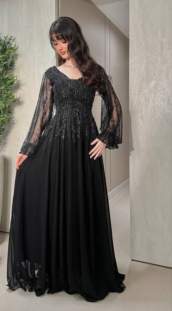 فستان سهرة أسود فاخر بقصة