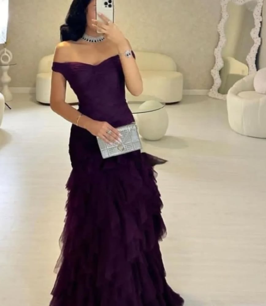 فستان سهرة بلون عنابي بتصميم أنيق وراقي