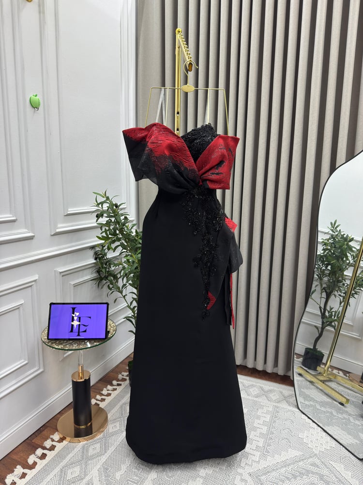 فستان سهرة طويل باللون الأسود