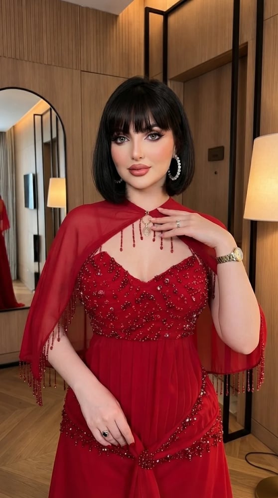 فستان سهرة طويل بلون أحمر قاني كلاسيكي