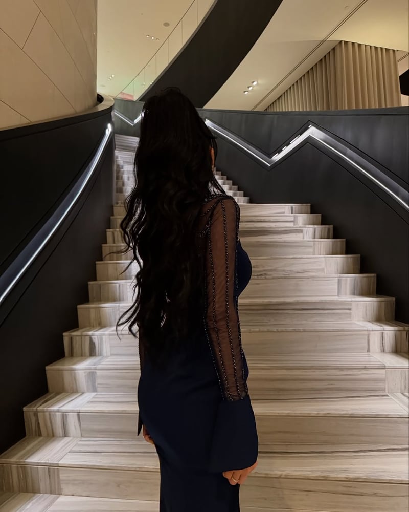 فستان سهرة طويل باللون الكحلي الداكن