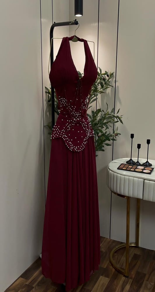 فستان سهرة طويل باللون العنابي