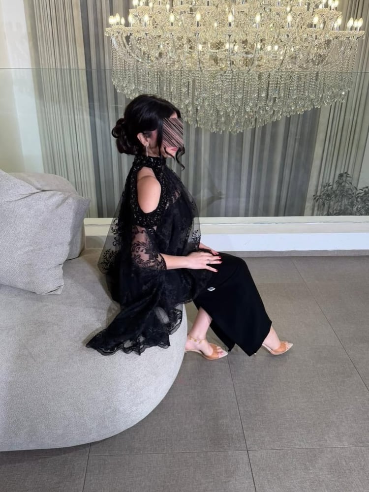 فستان سهرة أسود طويل من قماش الكريب أو الباربي