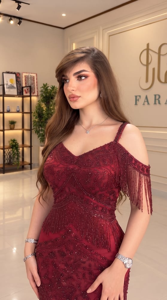 فستان سهرة عنابي فاخر مطرز بالكامل بالخرز والشك اللامع