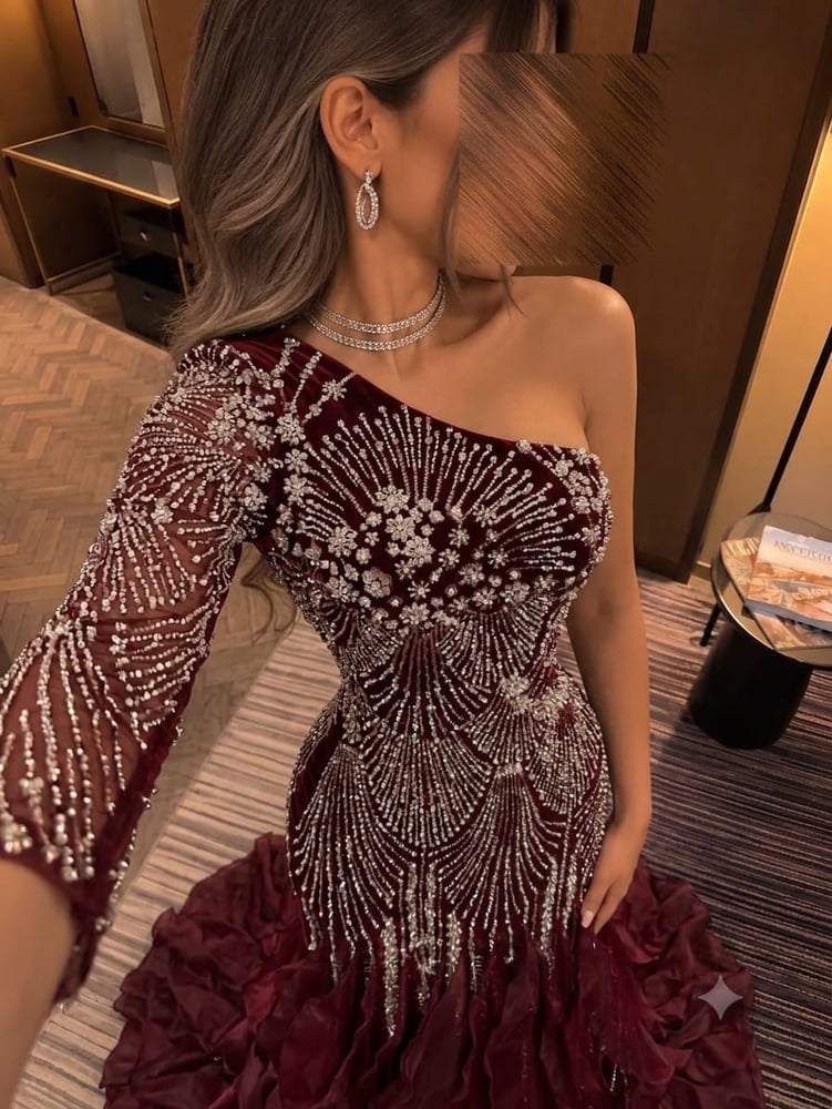 فستان سهرة ملكي باللون العنابي