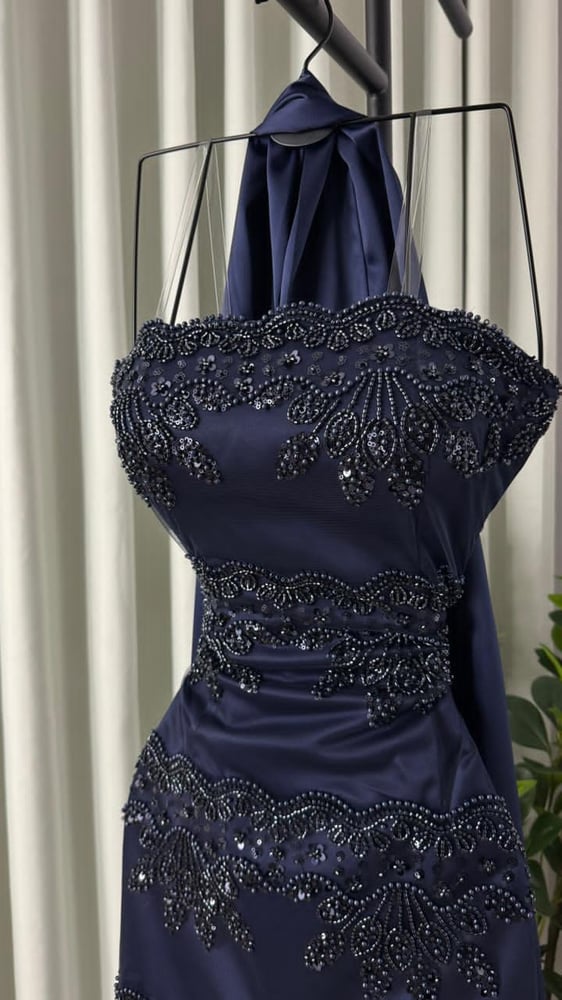 فستان سهرة باللون الكحلي مزين بتطريز خرزي كثيف