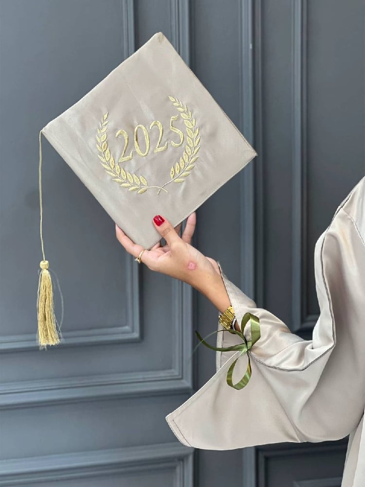 عبايات تخرج 2025 بالاسم والعبارة وسنة التخرج وشعار الدفعة