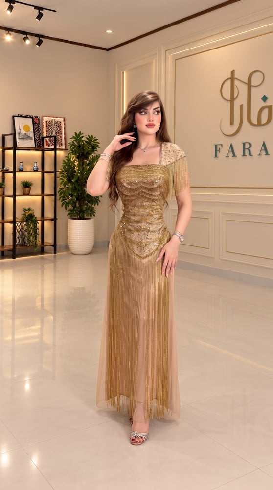 فستان سهرة طويلاً باللون الذهبي
