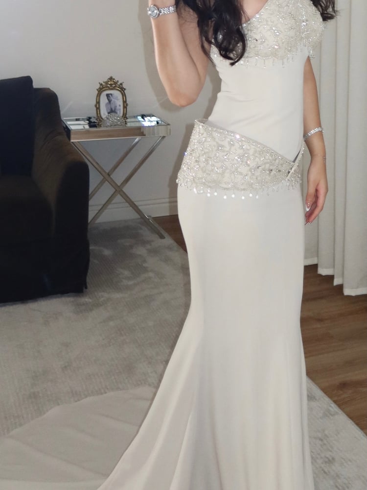 فستان سهرة آيقوني بلون بيج (سكري