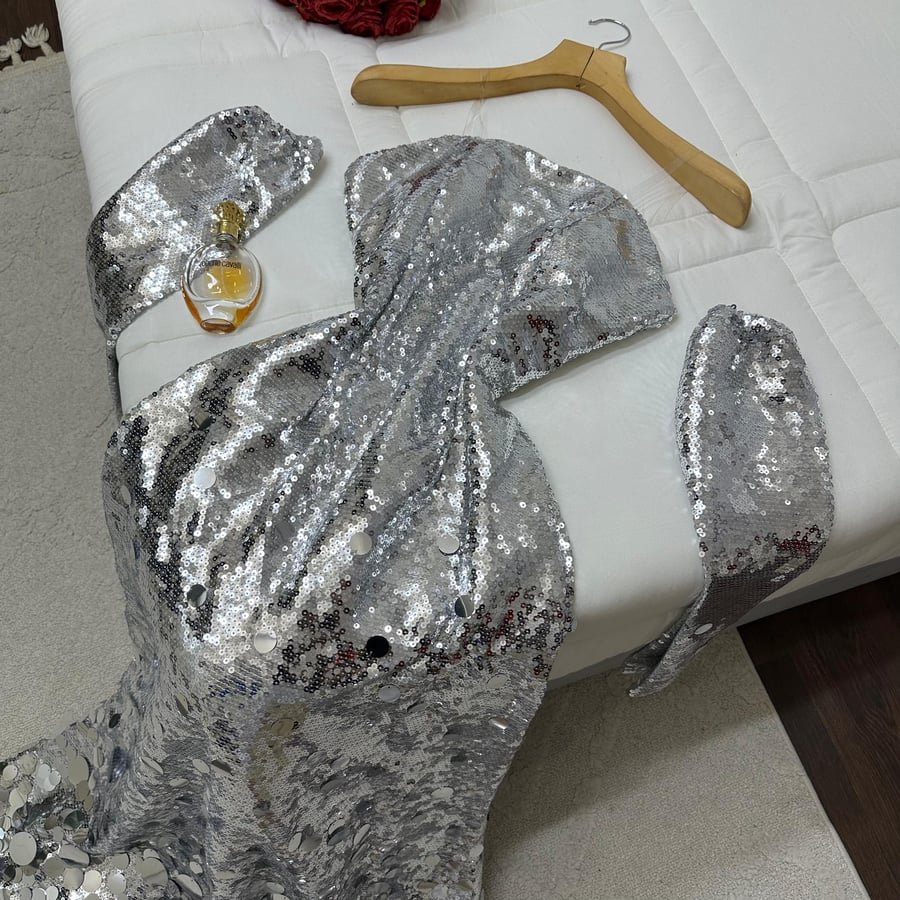 فستان سهره فضي براق مع أكمام