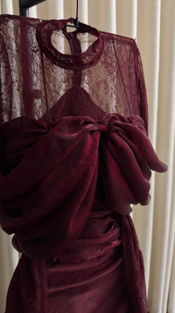 فستان سهرة فاخر باللون العنابي
