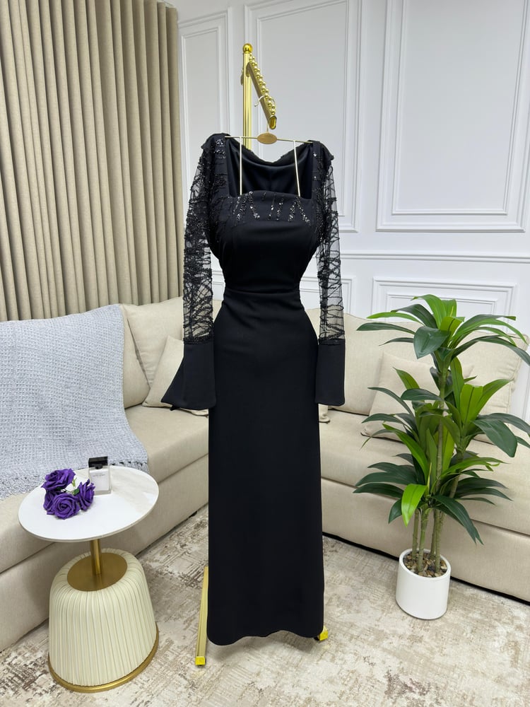 فستان سهرة أسود طويل بتصميم أنثوي أنيق