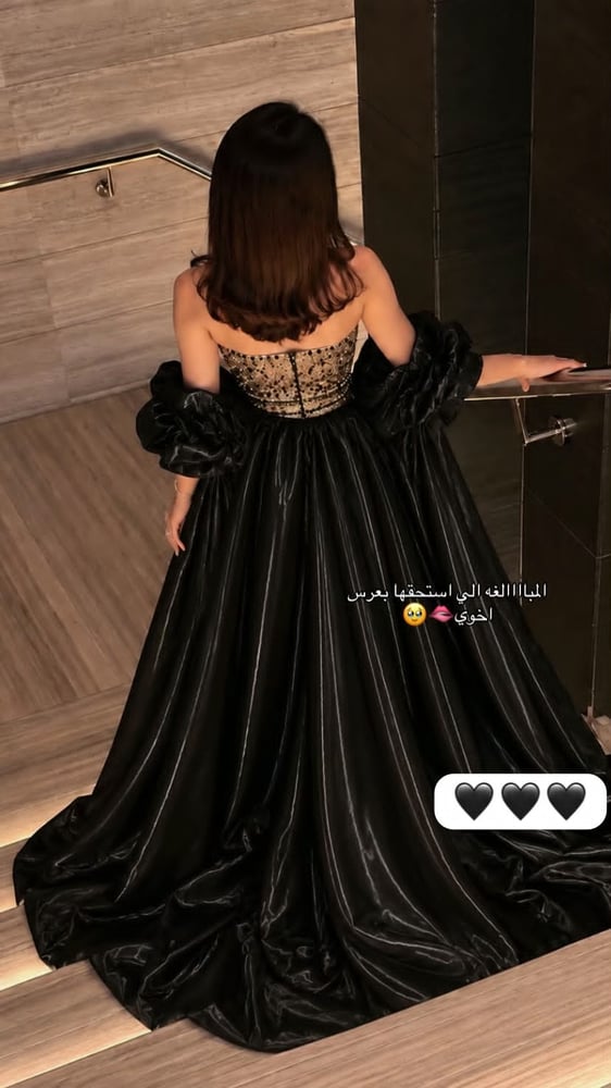 فستان سهرة فاخر يدمج بين اللونين الأسود والبيج (الذهبي)