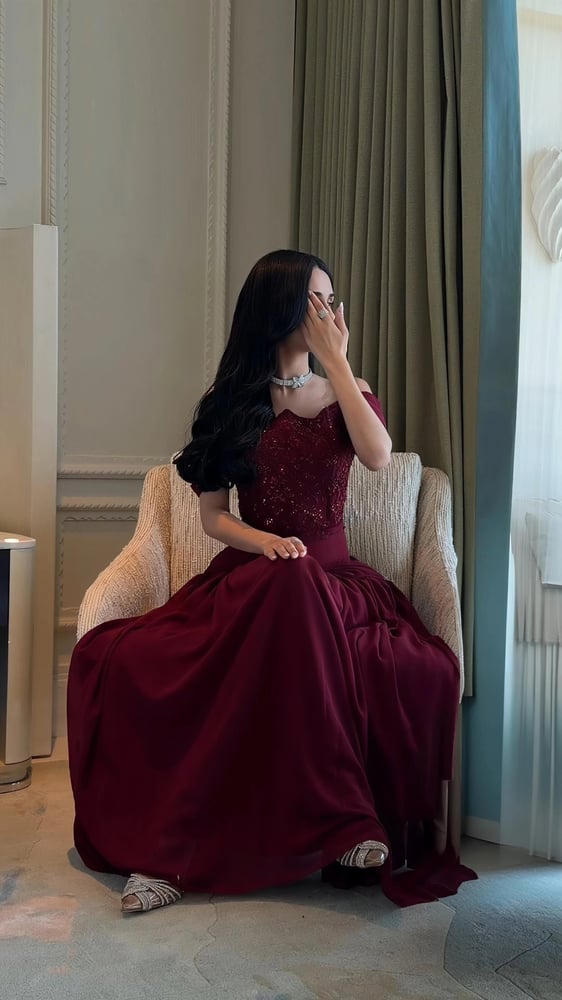 فستان سهرة طويل بلون عنابي