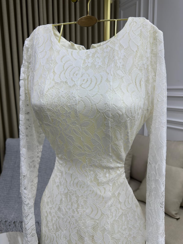 فستان دانتيل أبيض طويل بأكمام طويلة