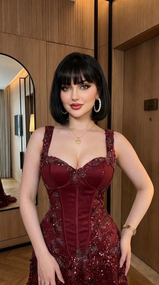 فستان سهرة طويل بلون عنابي