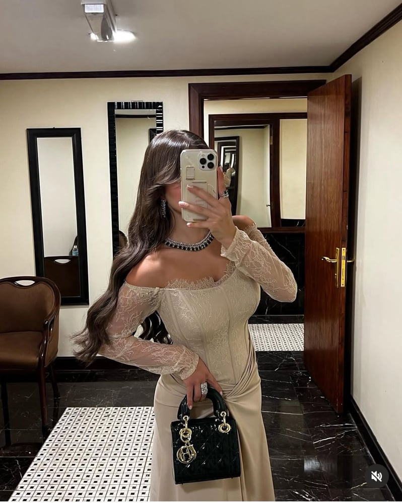 فستان سهرة طويل بلون بيج فاتح