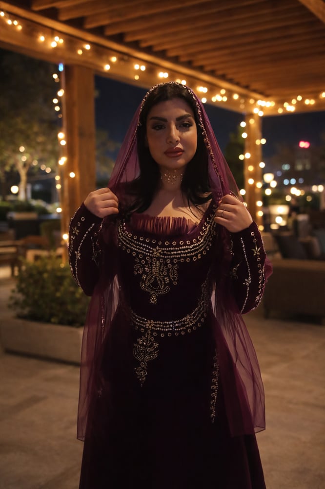 قفطان ملكي فاخر باللون الخمري مع تطريز ذهبي كثيف وشال تول