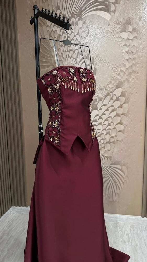 فستان سهرة ملكي بقصة كورسيه مكشوفة الأكتاف وتطريز يدوي على الصدر