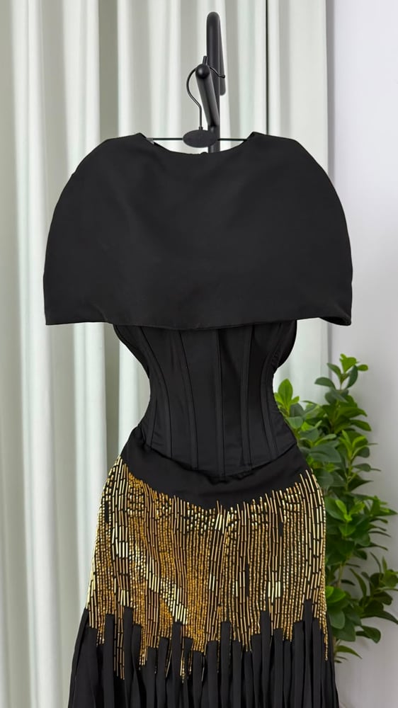فستان سهرة أسود أنيق ومميز