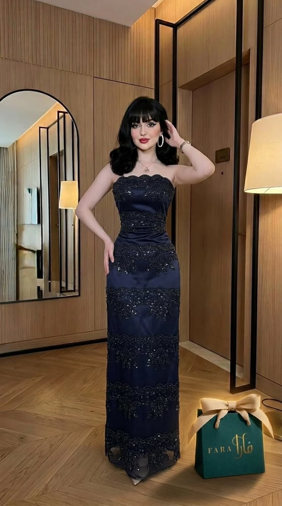 فستان سهرة باللون الكحلي مزين بتطريز خرزي كثيف