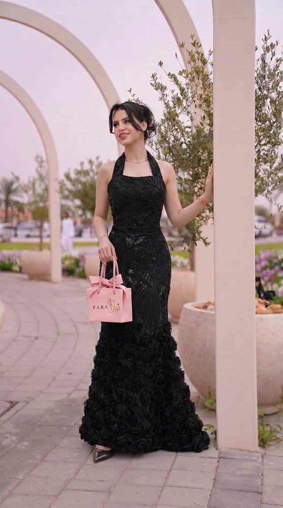 فستان سهرة طويل باللون الأسود