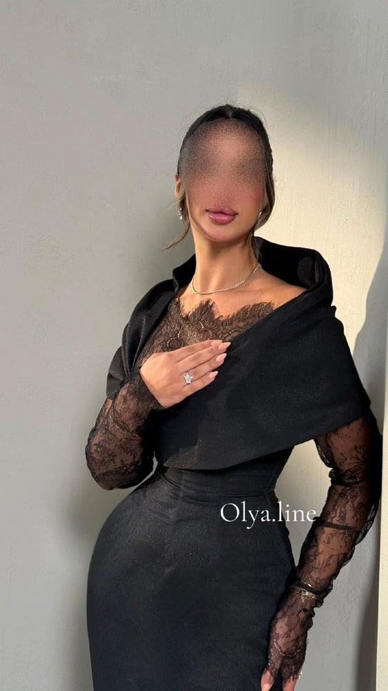 فستان سهرة أسود فاخر مزين بدانتيل وشال