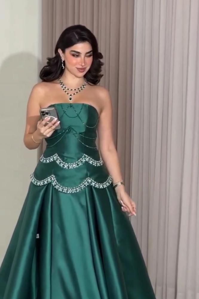 فستان سهرة أنيق وطويل باللون الزيتي