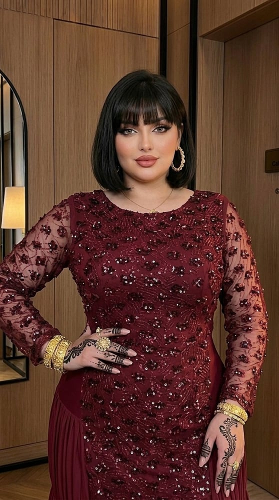فستان سهرة فاخر باللون العنابي