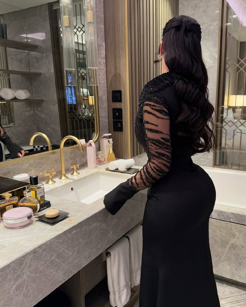 فستان سهرة أسود طويل بتصميم أنثوي أنيق