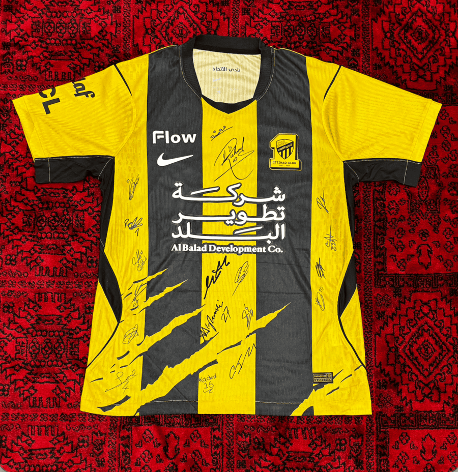 تيشيرت الاتحاد الأساسي 2026/27 مُوقع من اللاعبين