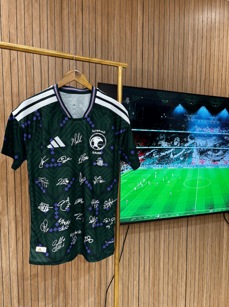 تيشيرت المنتخب السعودي الأساسي 2026/27 مُوقع من اللاعبين
