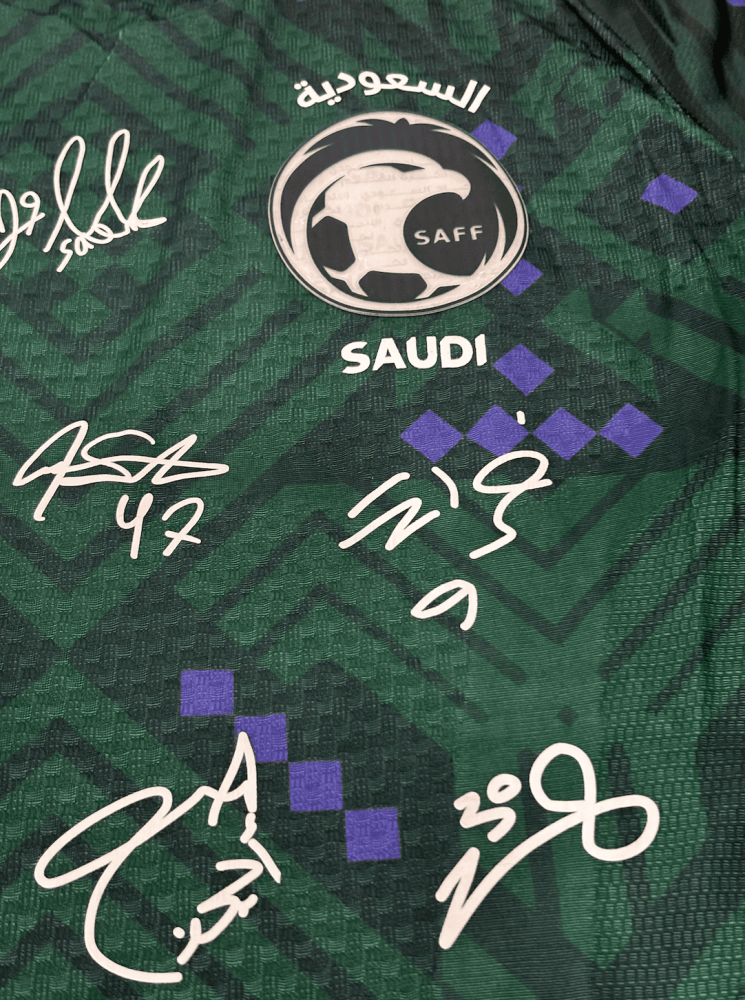 تيشيرت المنتخب السعودي الأساسي 2026/27 مُوقع من اللاعبين