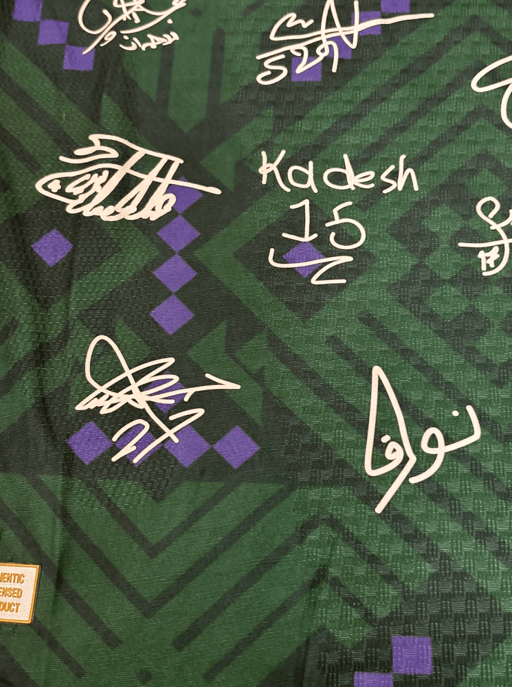 تيشيرت المنتخب السعودي الأساسي 2026/27 مُوقع من اللاعبين