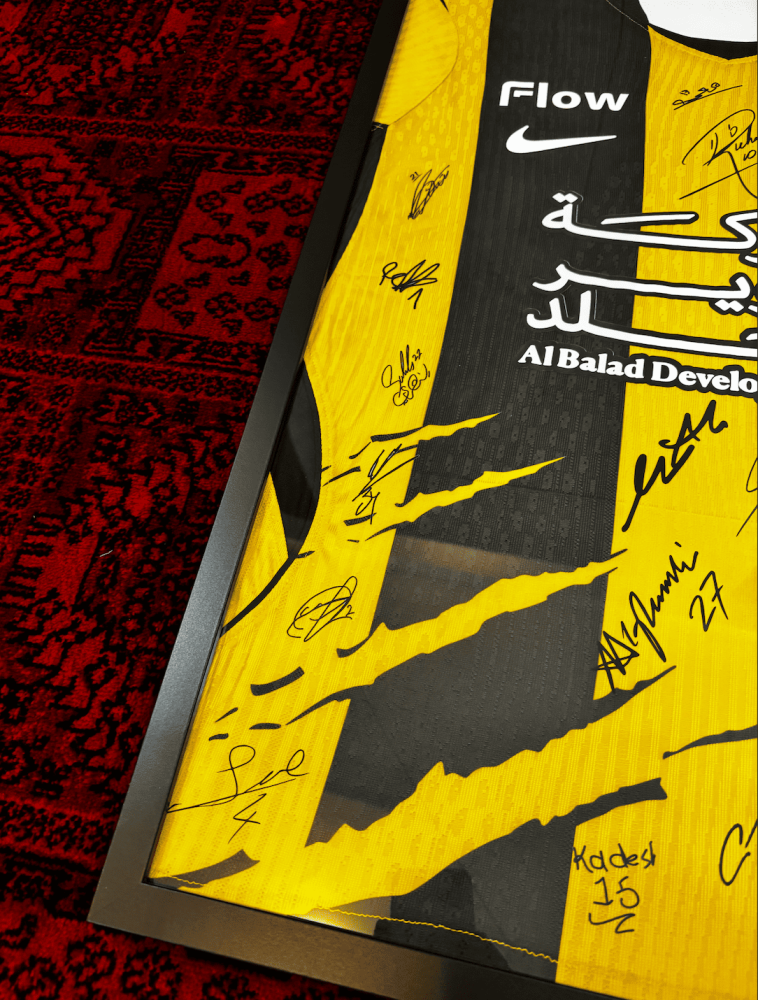 برواز تيشيرت الاتحاد الأساسي 2026/27 مُوقع من اللاعبين