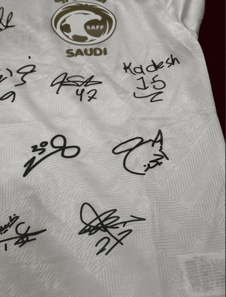 تيشيرت المنتخب السعودي البديل 2026/27 مُوقع من اللاعبين