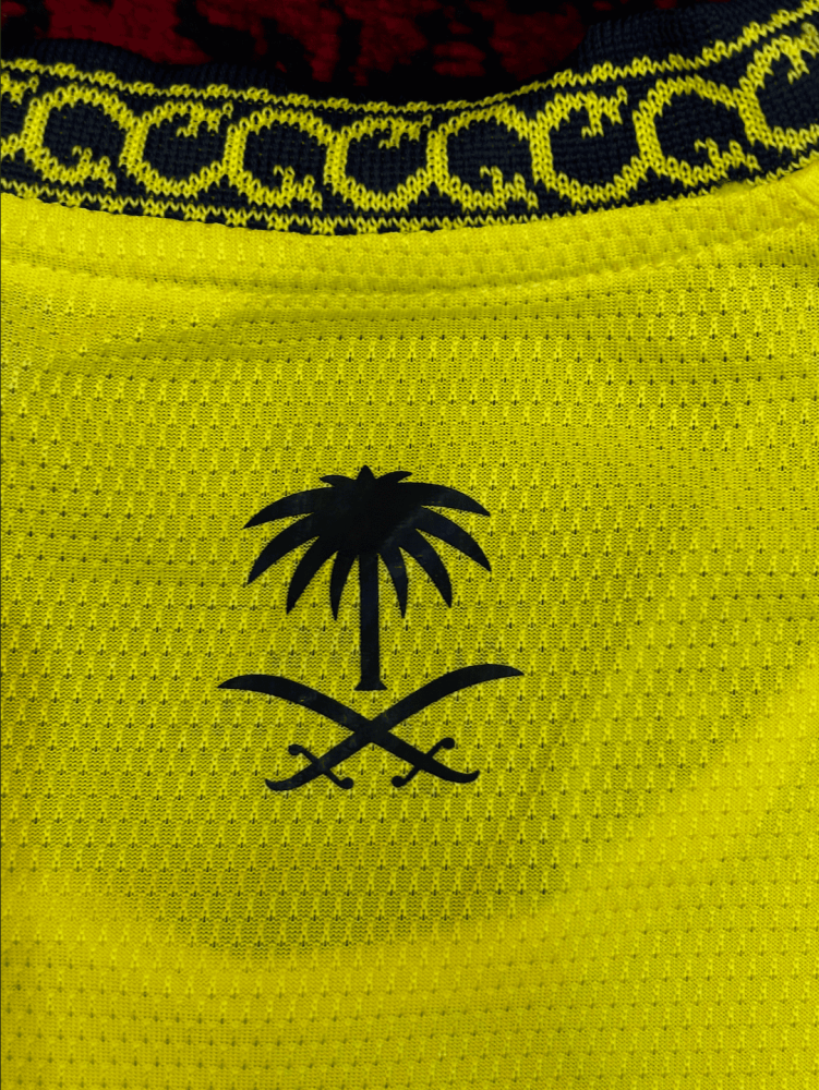 تيشيرت النصر الأساسي 2026/27 مُوقع من اللاعبين