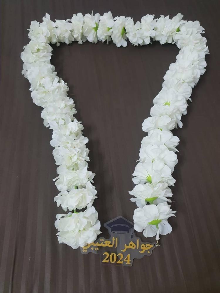 عقد ورد أنيق ومميز للخريجين 2026