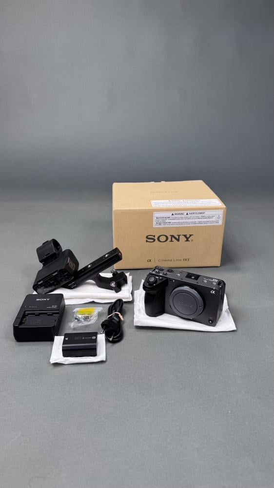 كاميرا سوني السينمائية Sony FX3 مع مقبض الصوت وملحقاتها