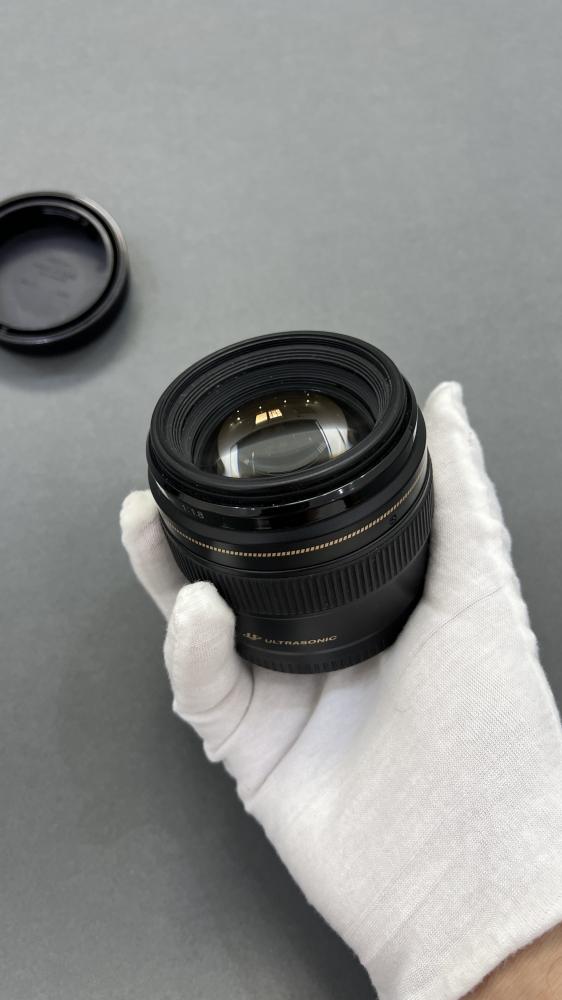 عدسة كانون 85mm فتحة 1.8