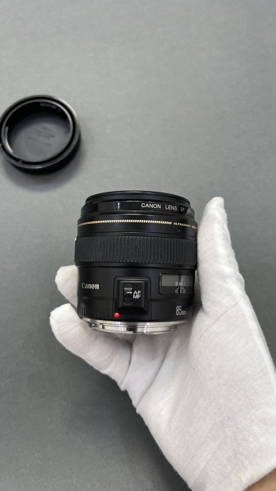 عدسة كانون 85mm فتحة 1.8