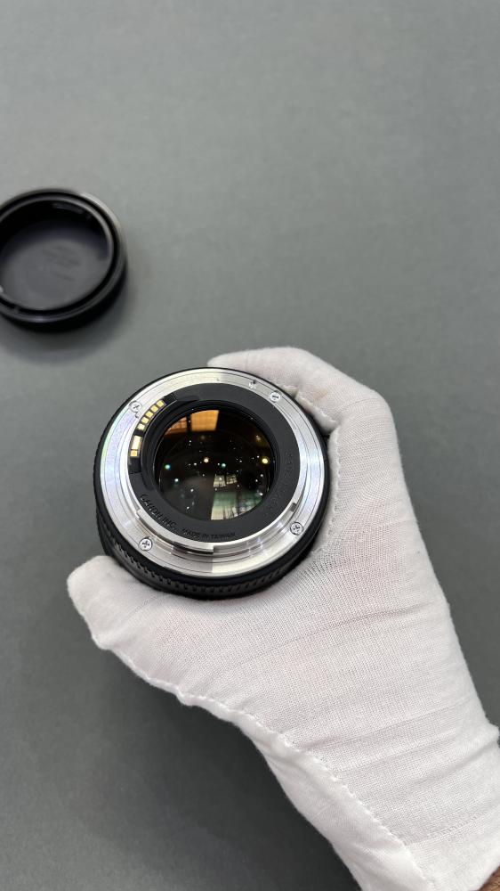 عدسة كانون 85mm فتحة 1.8